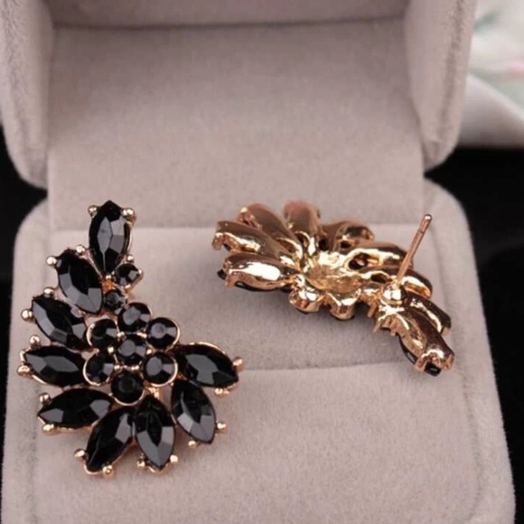 Statement Stud Earring - Picture 4 of 4